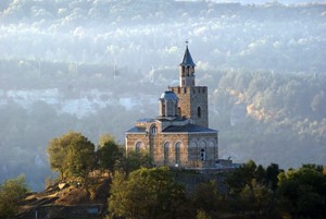 Veliko Tarnovo: The town is built on three hills and is surrounded by the Yantra River, making it a natural ... and an important strategic location in ancient times